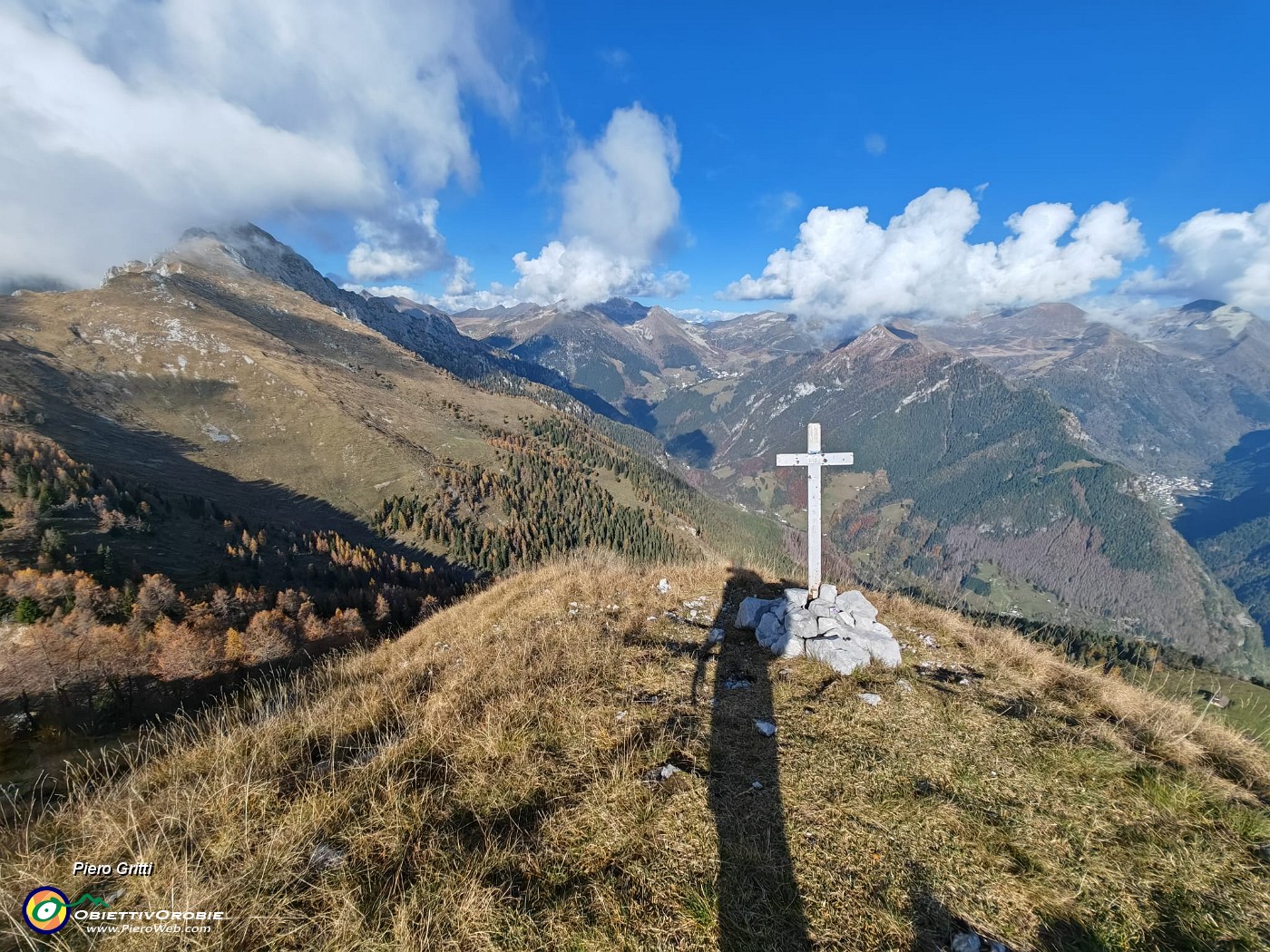 58 Alla croce di vetta del Pizzo Badile (2044 m).jpg